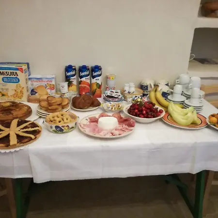 לינה וארוחת בוקר Lucapannune 4*